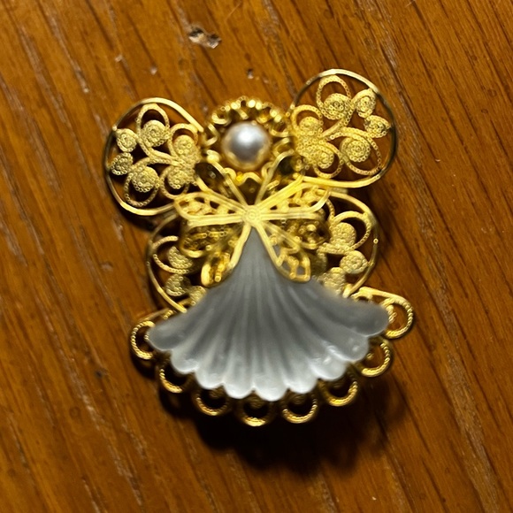 VINTAGE JANE ANGEL FILIGREE BROOCH  PIN 1998 GOLD TONE FROSTED GLASS FAUX PEARL - Picture 3 of 3